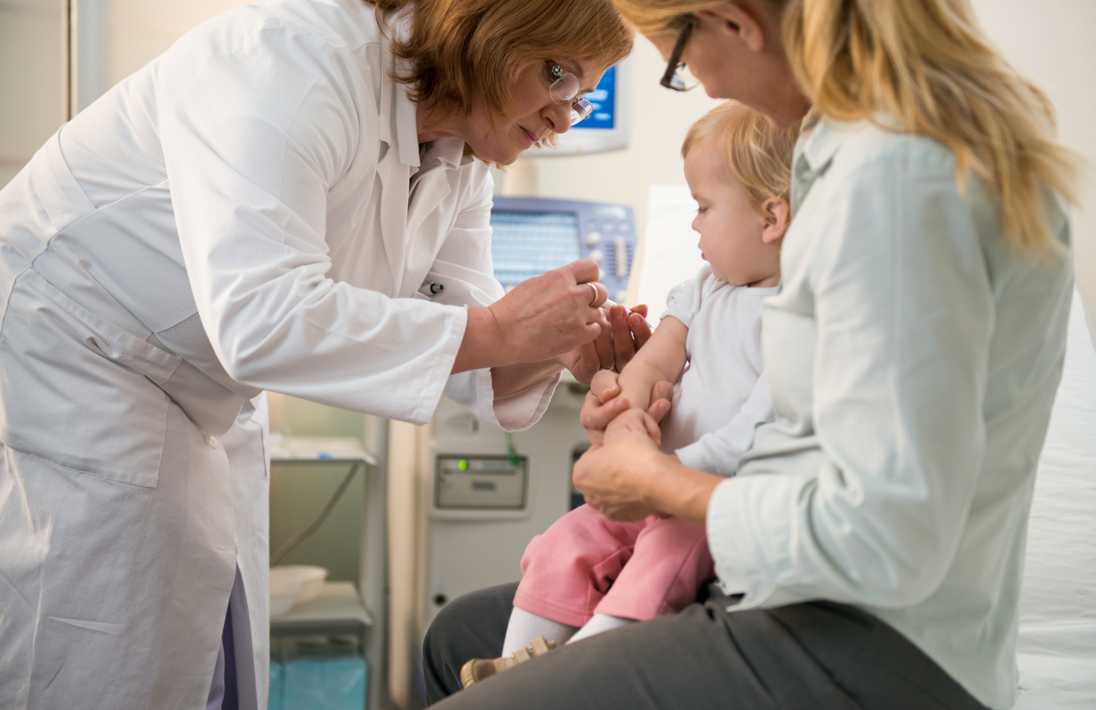 Помощь в иммунизации. Больница прививка. A Doctor giving vaccinations. ) They give vaccinations to … % Of the World’s children. (4, 40, 14).