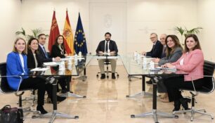 El presidente de la Región de Murcia, Fernando López Miras, con representantes de Sanidad y una delegación de Farmaindustria.